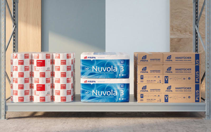 Lagerregal mit Katrin Handtuchrollen, Fripa Nuvola Toilettenpapier und Fripa Handtuchkartons