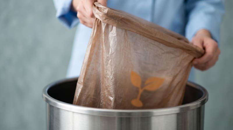 Brauner Bio-Müllbeutel nach DIN EN 13432 in Edelstahl-Bio-Behälter