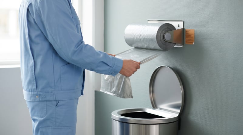 Recycling-Müllbeutel (PCR) aus dem Spender mit charakteristischem leichten Grau-Schimmer