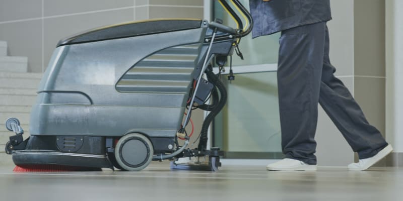 Professionelle Grundreinigung mit Scheuersaugmaschine in gewerblichem Betrieb