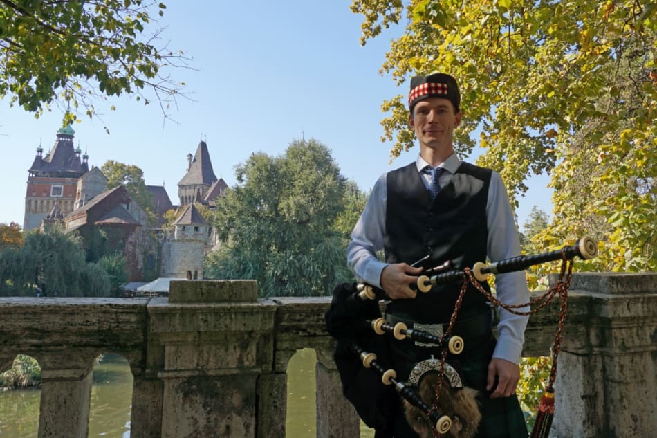 Skótdudás hagyományos viseletben