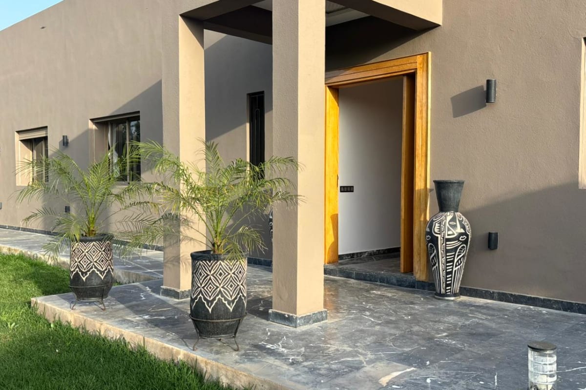 Villa — Somptueuse Villa Contemporaine avec Piscine Privée au Cœur d'un Écrin de Verdure — photo 5