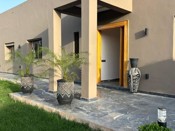 Villa — Somptueuse Villa Contemporaine avec Piscine Privée au Cœur d'un Écrin de Verdure — photo 5