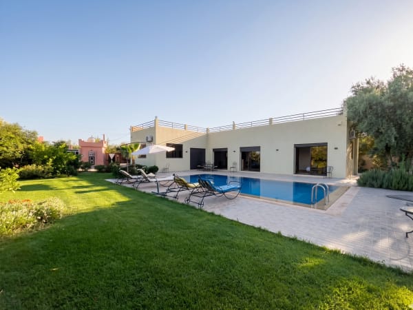 Villa — Charmante Villa Privée avec Piscine et Grand Jardin