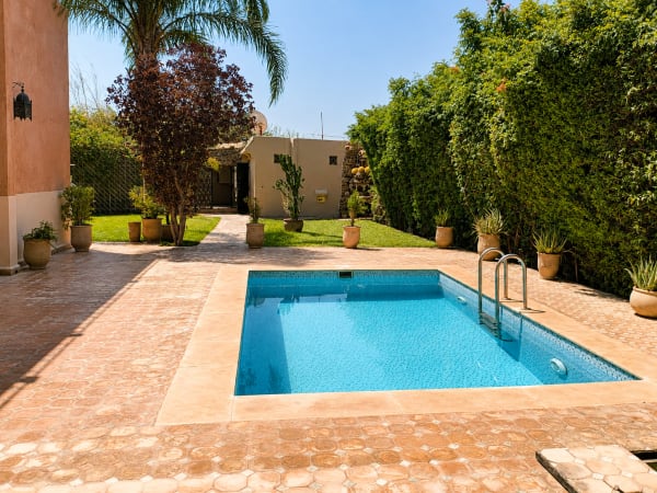 Villa — Villa privée et isolée avec piscine, bungalow et grand parking