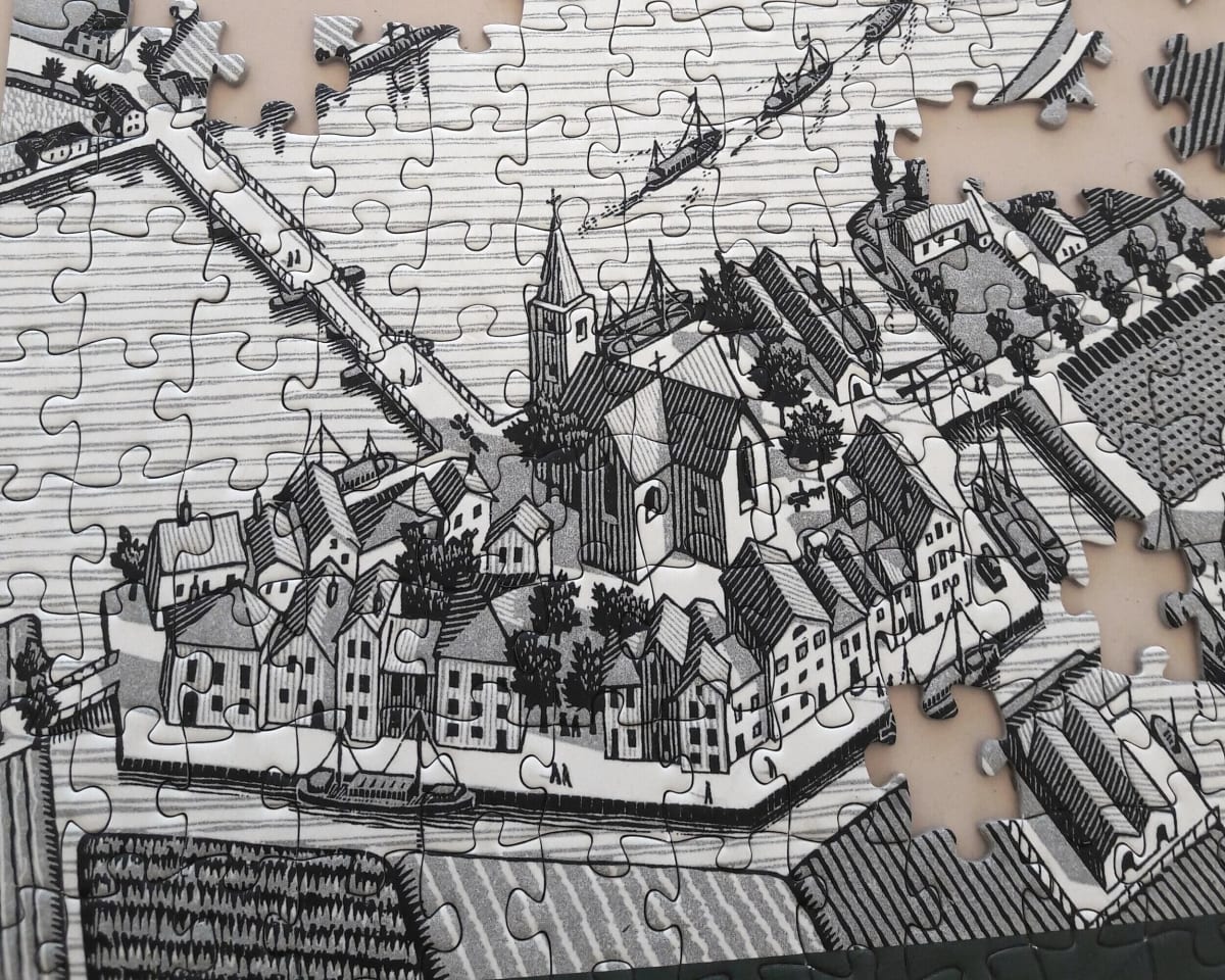 A black and white puzzle depicting a medieval city.