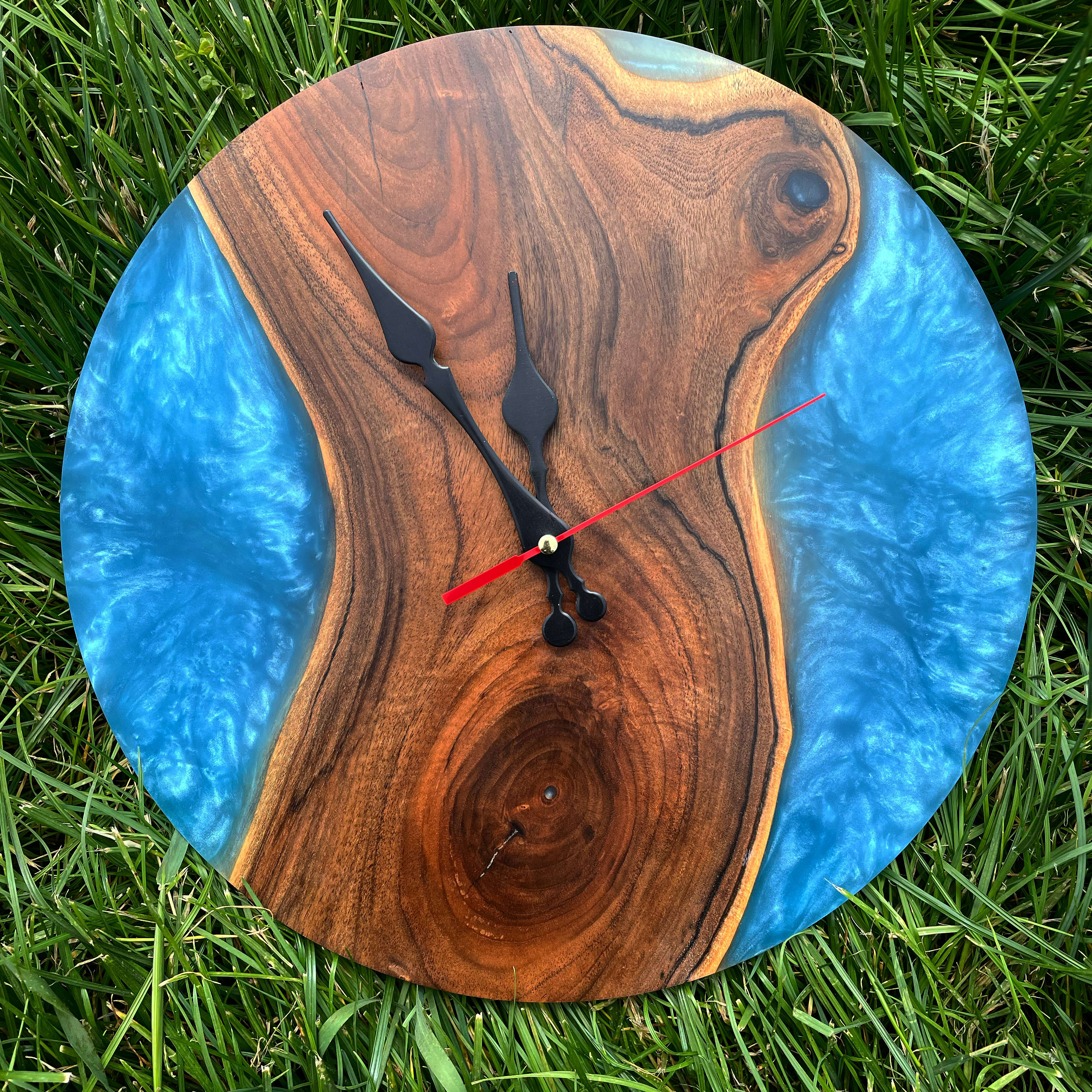 Фото годинника зі слебів в інтер’єрі