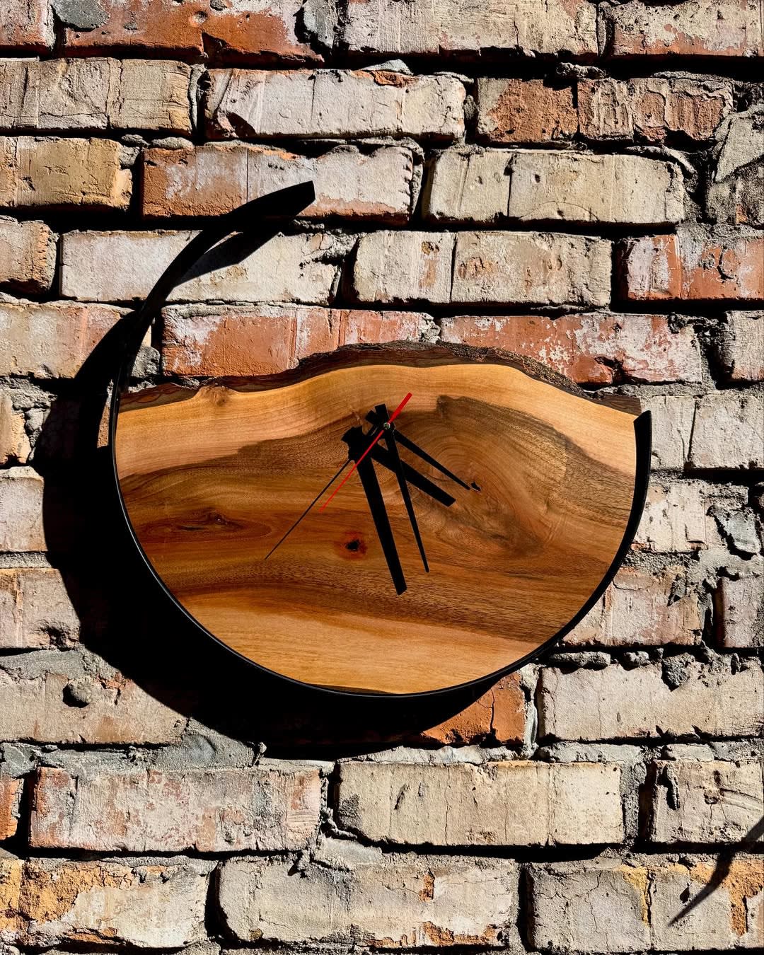 Фото годинника зі слебів в інтер’єрі