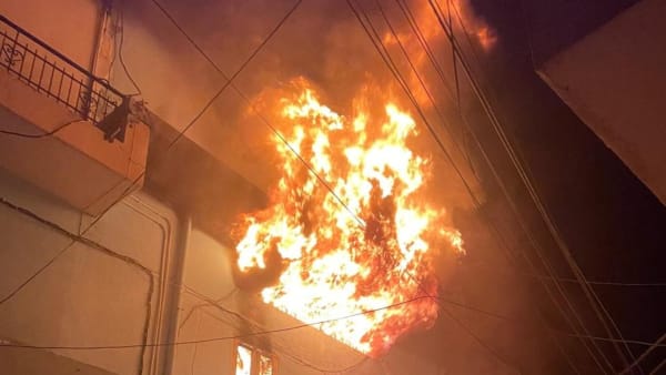 Dehradun Fire:A fire broke out in a café in Dehradun, but the fire brigade managed to bring it under control in time, preventing a major accident.