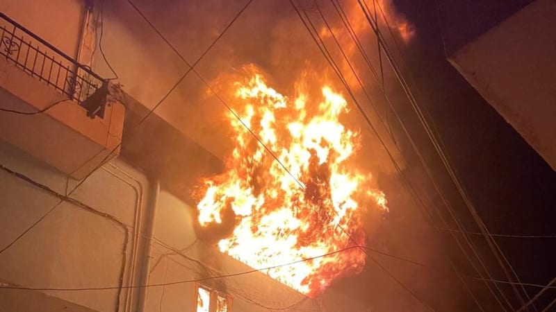 Dehradun Fire:A fire broke out in a café in Dehradun, but the fire brigade managed to bring it under control in time, preventing a major accident.
