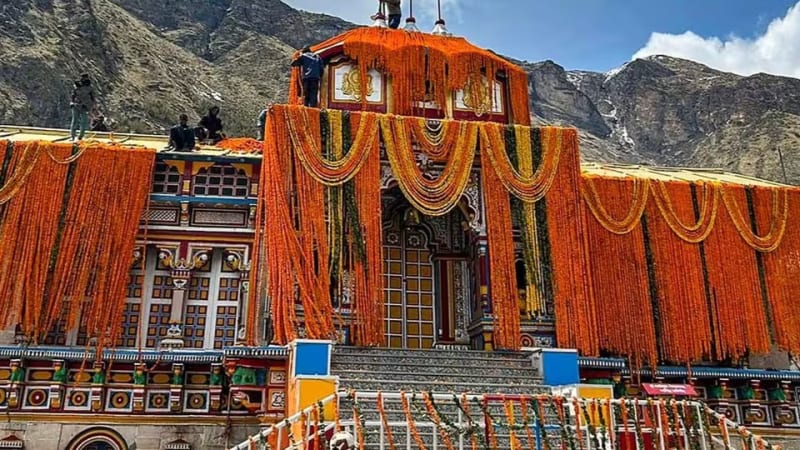 Badrinath Temple begins today, marked by the arrival of the deities through a series of traditional “Panch Poojas.