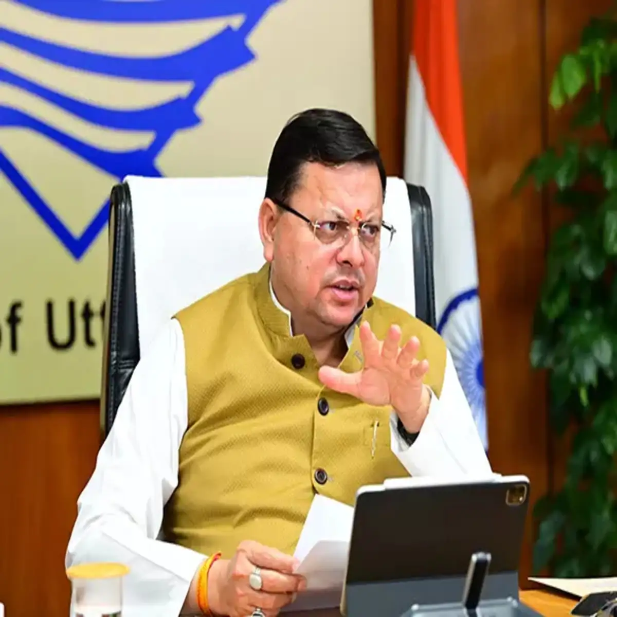 Dehradun: CM Dhami meets the Bharat Darshan educational tour group at Uttarakhand Niwas, shares key insights on time management.