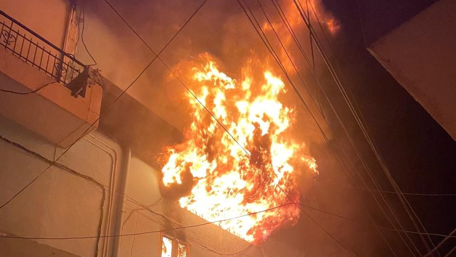 Dehradun Fire:A fire broke out in a café in Dehradun, but the fire brigade managed to bring it under control in time, preventing a major accident.