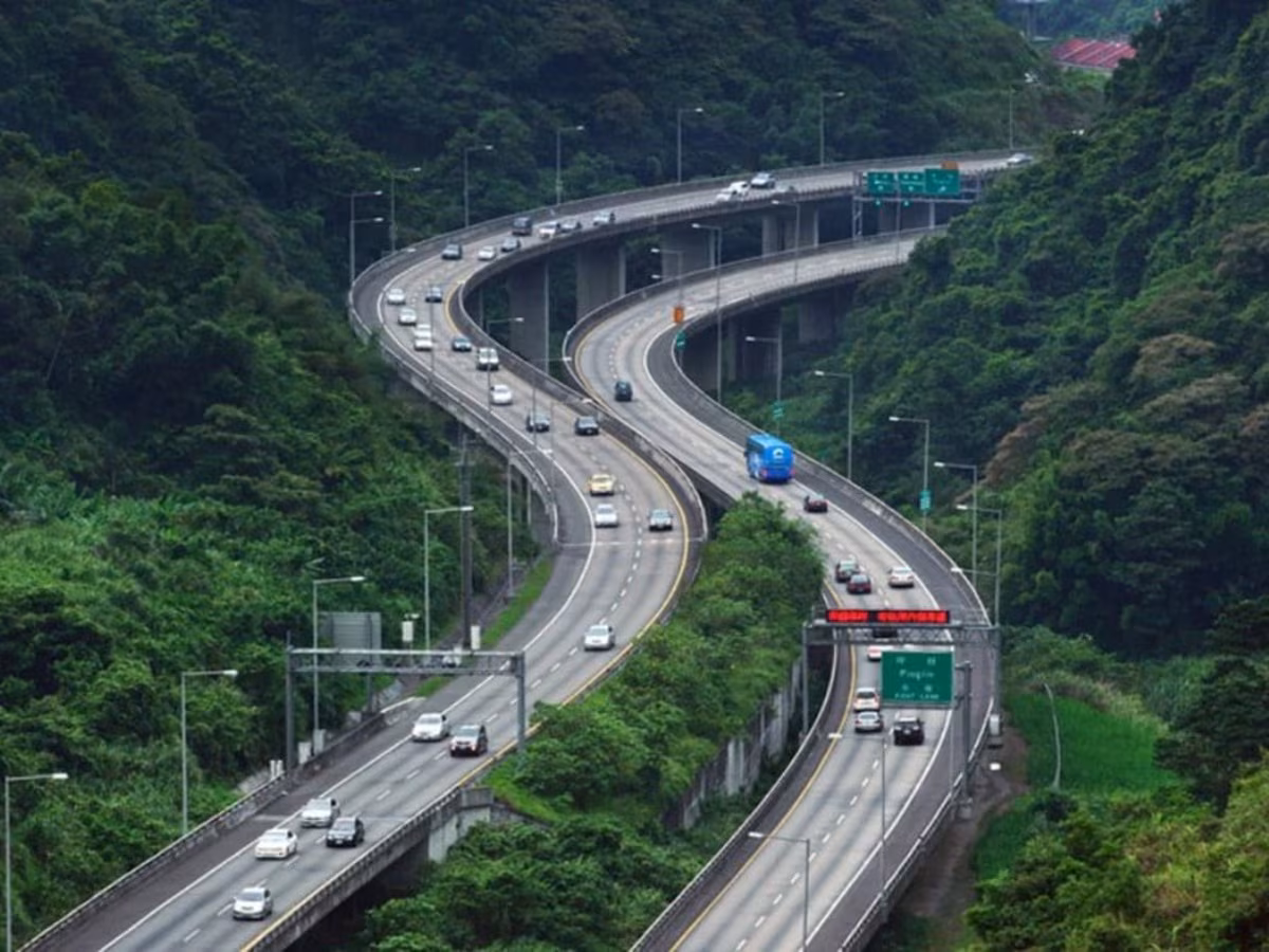 Delhi-Dehradun Expressway: High-Tech Electric Buses to Slash Fares Amid Concerns Over City Traffic Bottlenecks