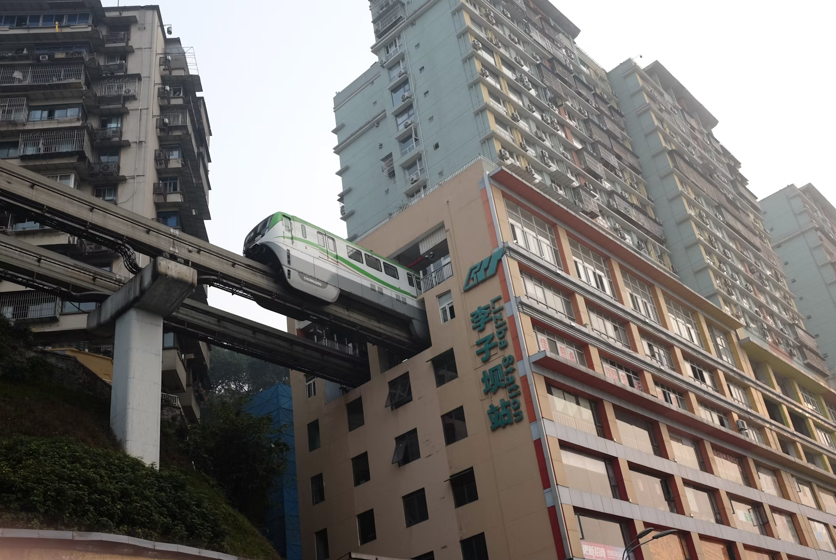 Liziba — the train through a building