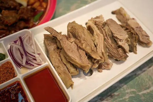 Hand-Grabbed Mutton (手扒肉) in Ordos