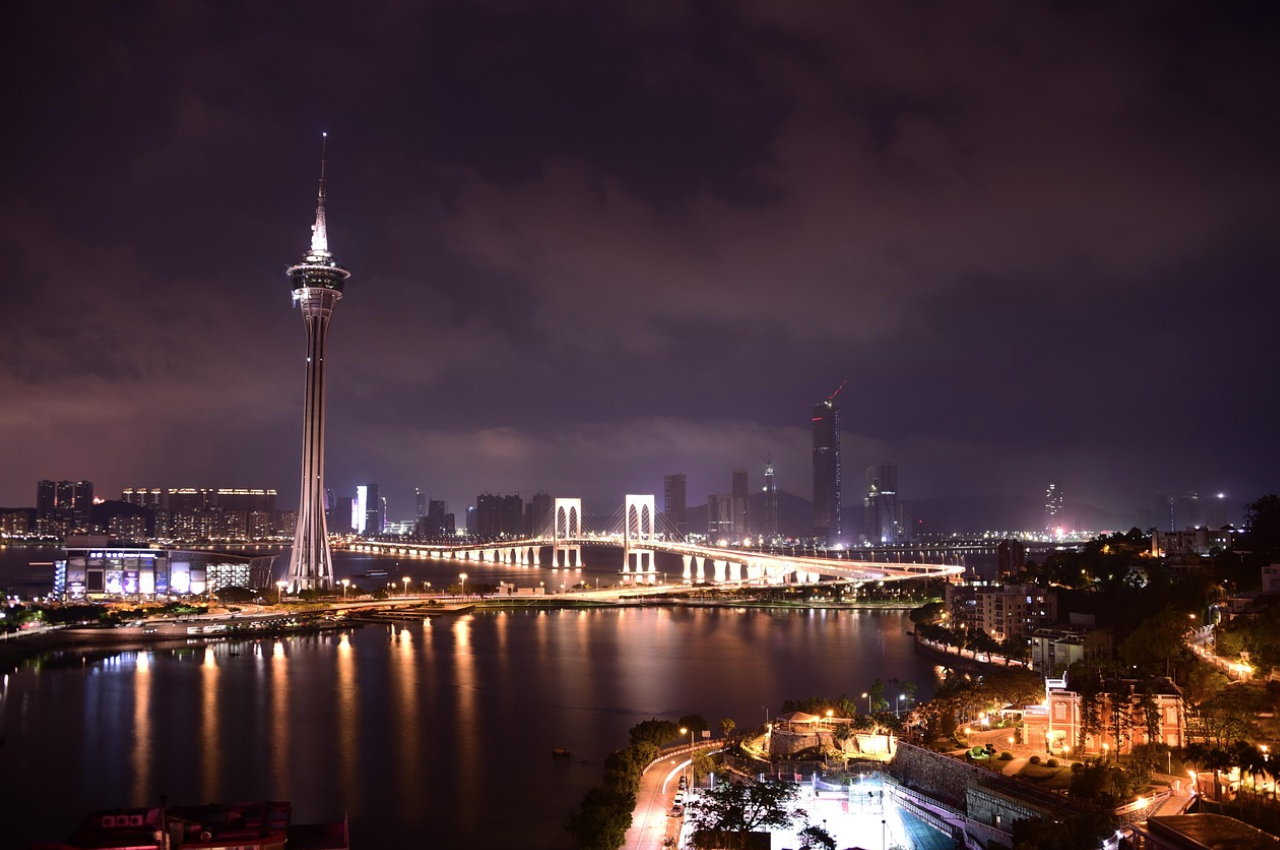 Walk to Macau — Lotus Bridge & the 24-hour port