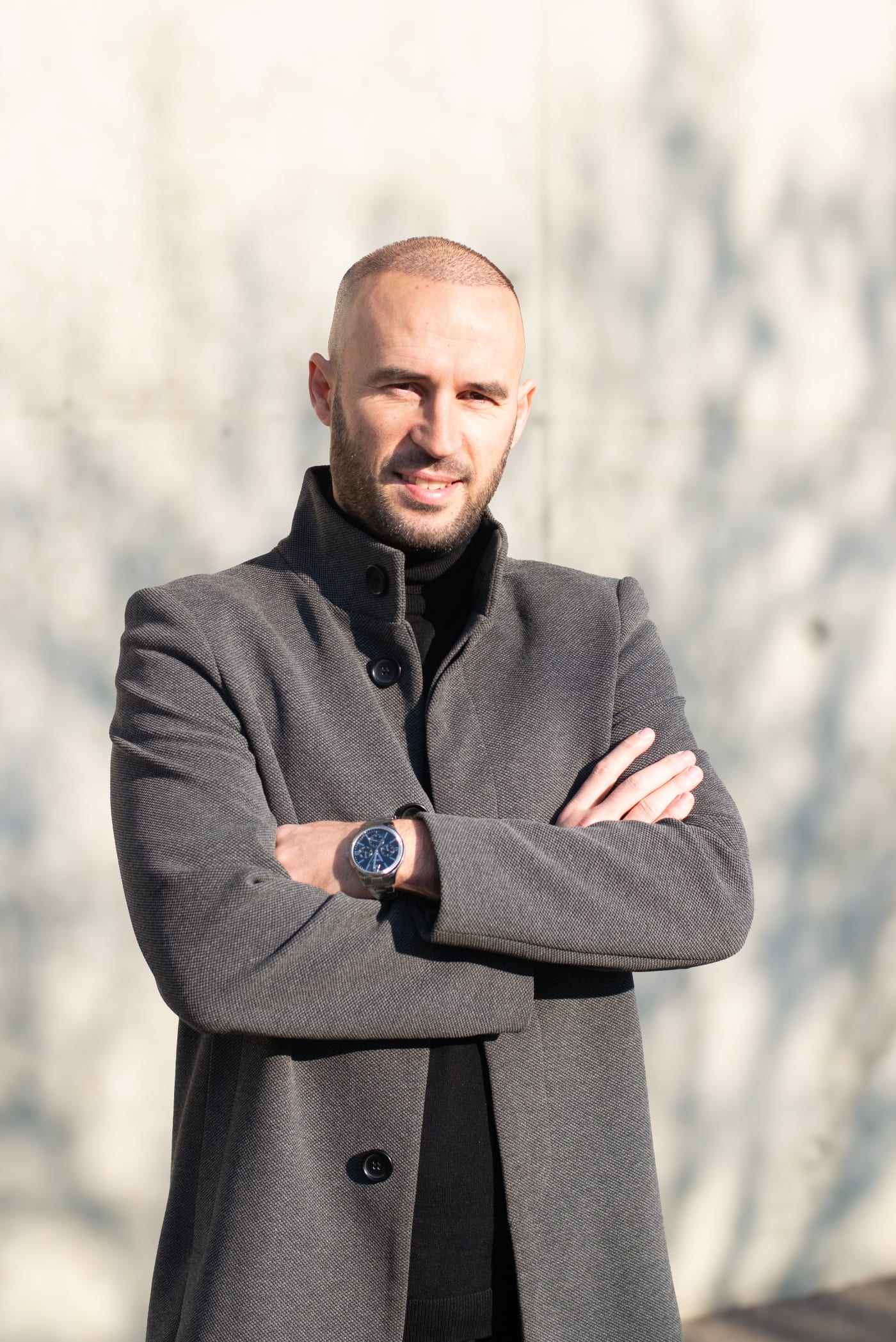 Portrait professionnel en extérieur, lumière naturelle