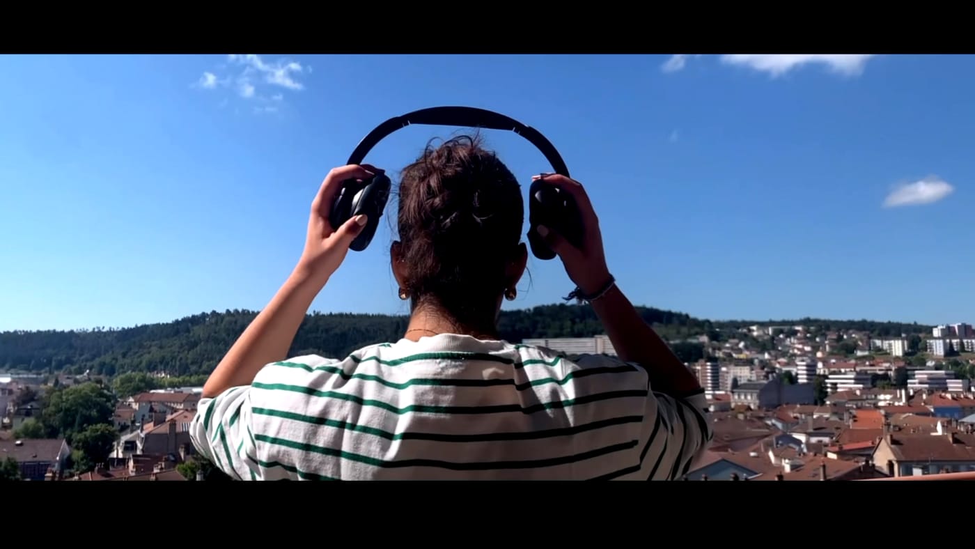 Découverte du casque audio, moment pivot du film