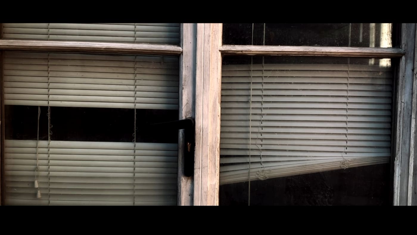 Color grading froid, atmosphère urbaine désaturée