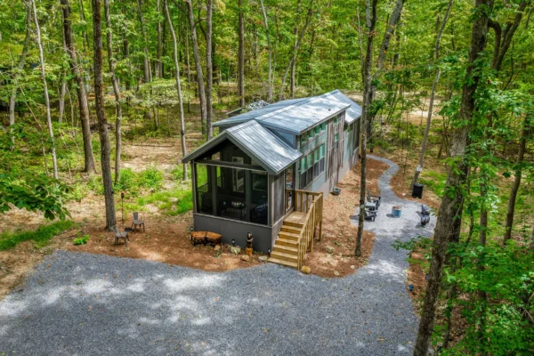 CHARMING TINY HOME ON WHEELS
