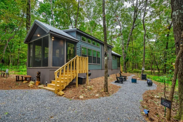 CHARMING TINY HOME ON WHEELS thumbnail 2