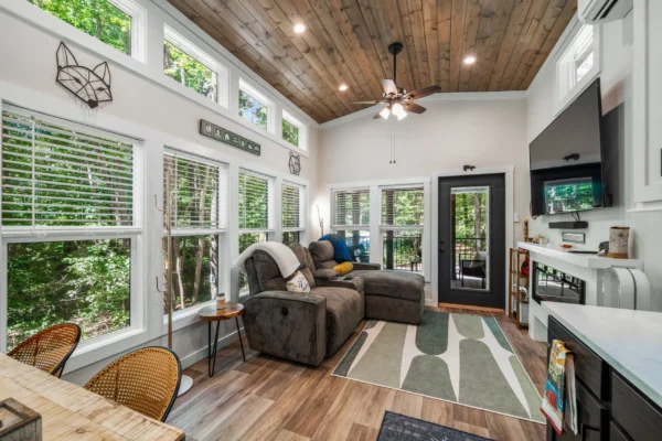 CHARMING TINY HOME ON WHEELS thumbnail 3
