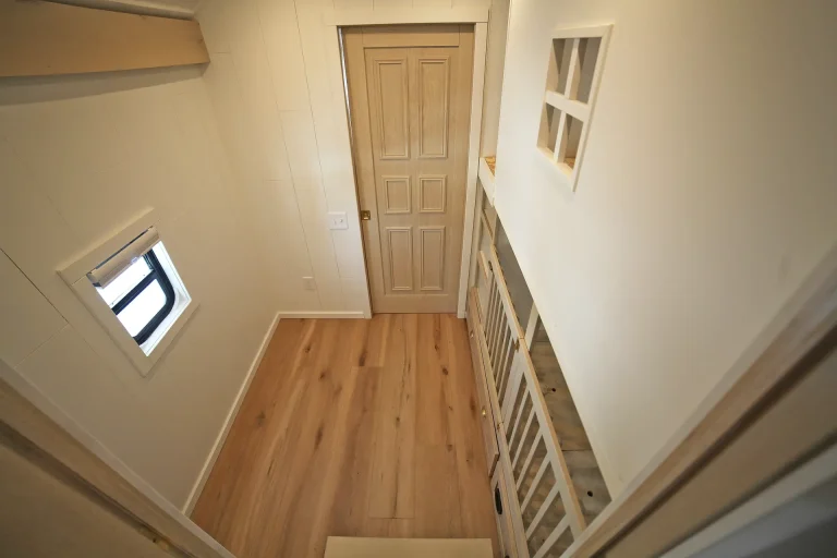 Modern Tiny House thumbnail 2