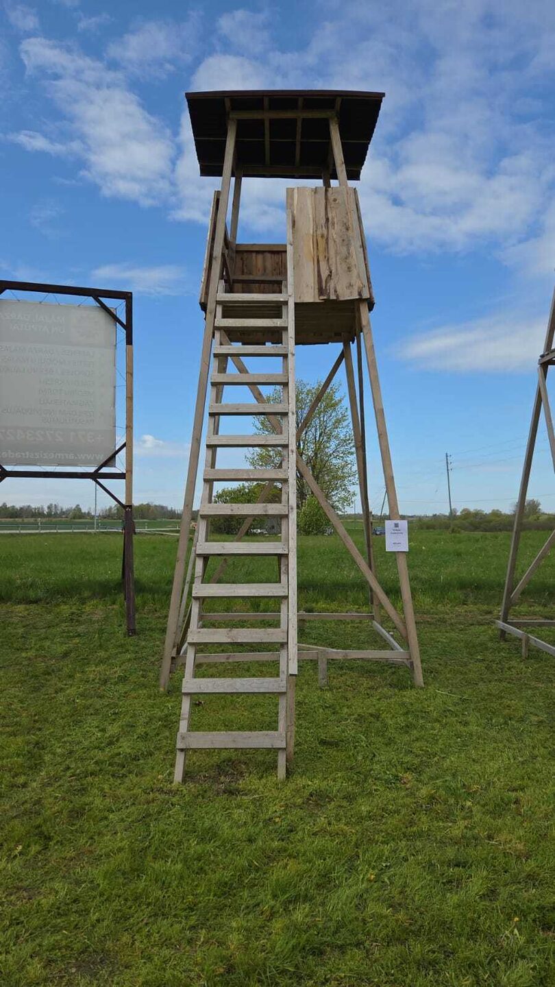 Semi-Enclosed Hunting Tower thumbnail 2