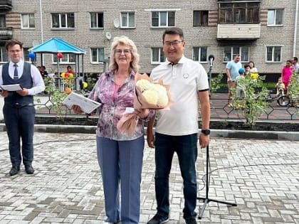 Артур Кохоев отметил вклад органов власти, спонсоров и подрядчика по созданию новой дворовой территории в Горно-Алтайске