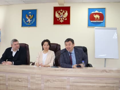Сегодня серию поездок по районам республики продолжили выездным совещанием Министерства в с. Кош-Агач