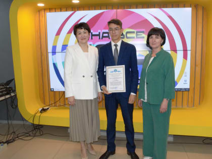 Выпускники-стобалльники и их педагоги получили награды