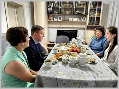 Ольга Сафронова и Андрей Турчак вручили его семье Алексея Баятова Орден Мужества