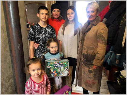 Сотрудники администрации города и подведомственных организаций исполнили желания мальчишек и девчонок из Горно-Алтайска