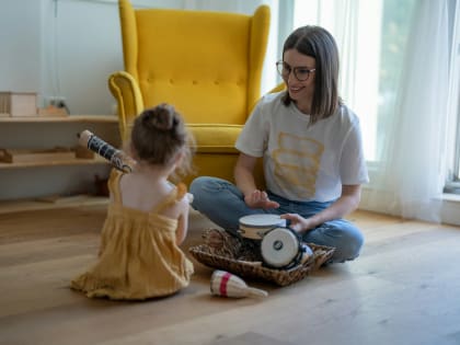 С 1 января 2024 года родители и опекуны детей с инвалидностью смогут одновременно работать и получать выплаты по уходу