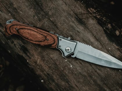 В Турочаке сельчанка ударила пьяного брата ножом. От полученных травм мужчина скончался