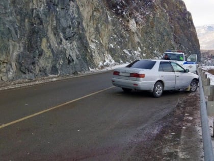 Два человека пострадали после наезда автомобиля на скалу в Онгудайском районе