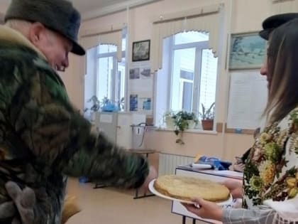 Участников голосования в Республике Алтай встречают с блинами