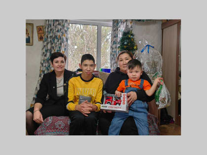 Мэр города Ольга Сафронова поздравила с Новым годом три семьи из Горно-Алтайска