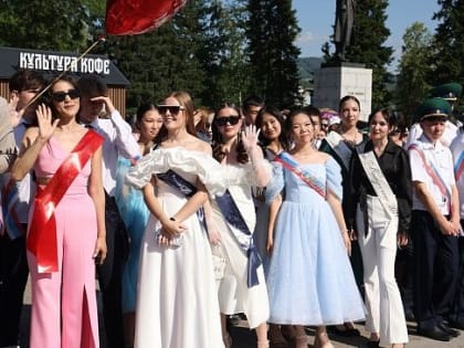 Артур Кохоев поздравил выпускников  с окончанием школы