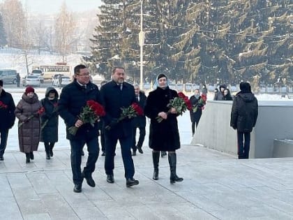 Парламентарии возложили цветы к Вечному огню