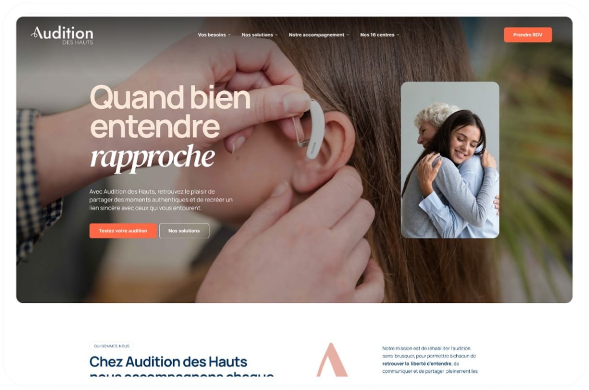 Page d'accueil du site Audition des Hauts montrant la pose d'un appareil auditif