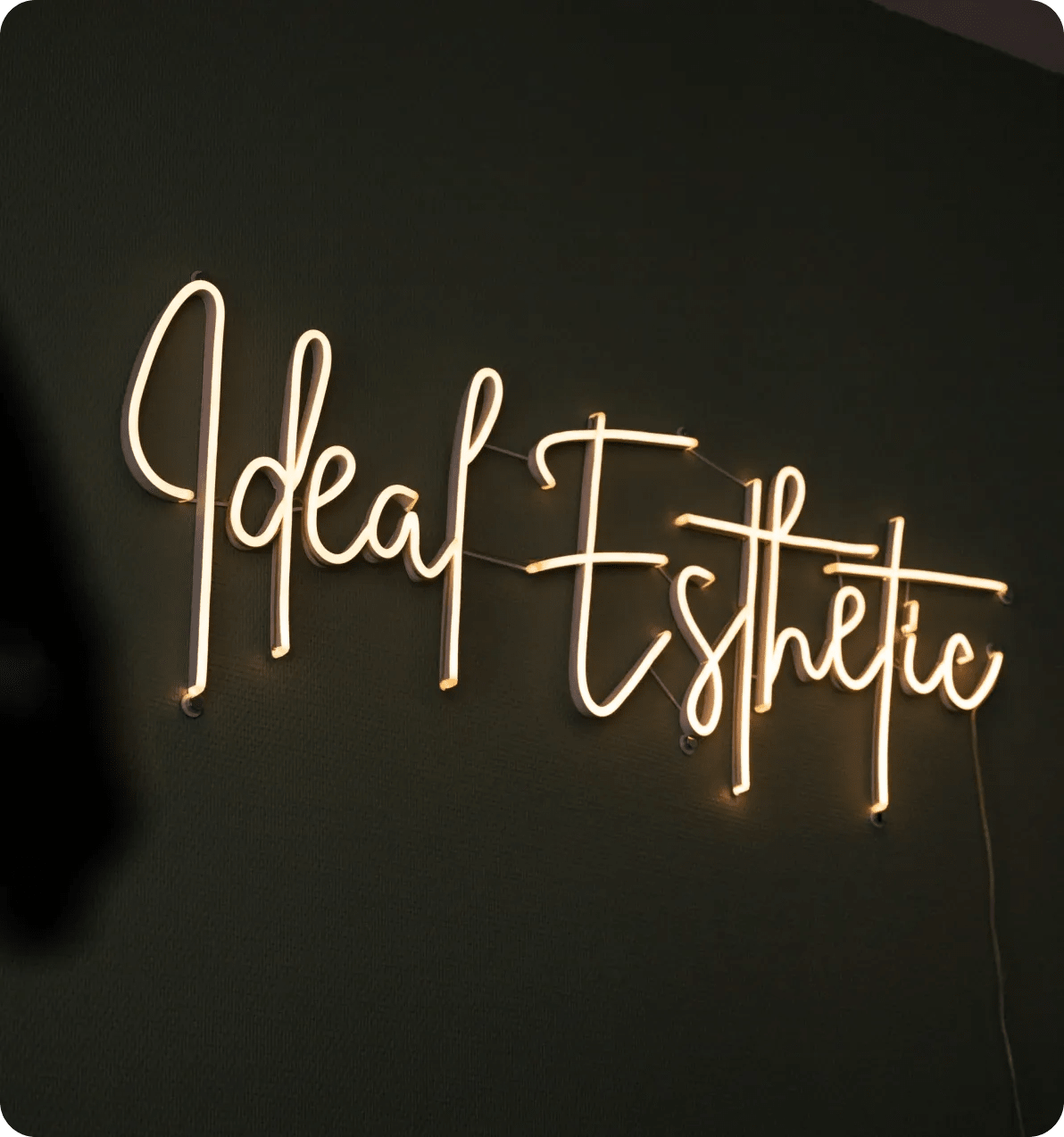Enseigne lumineuse de l'institut Idéal Esthetic