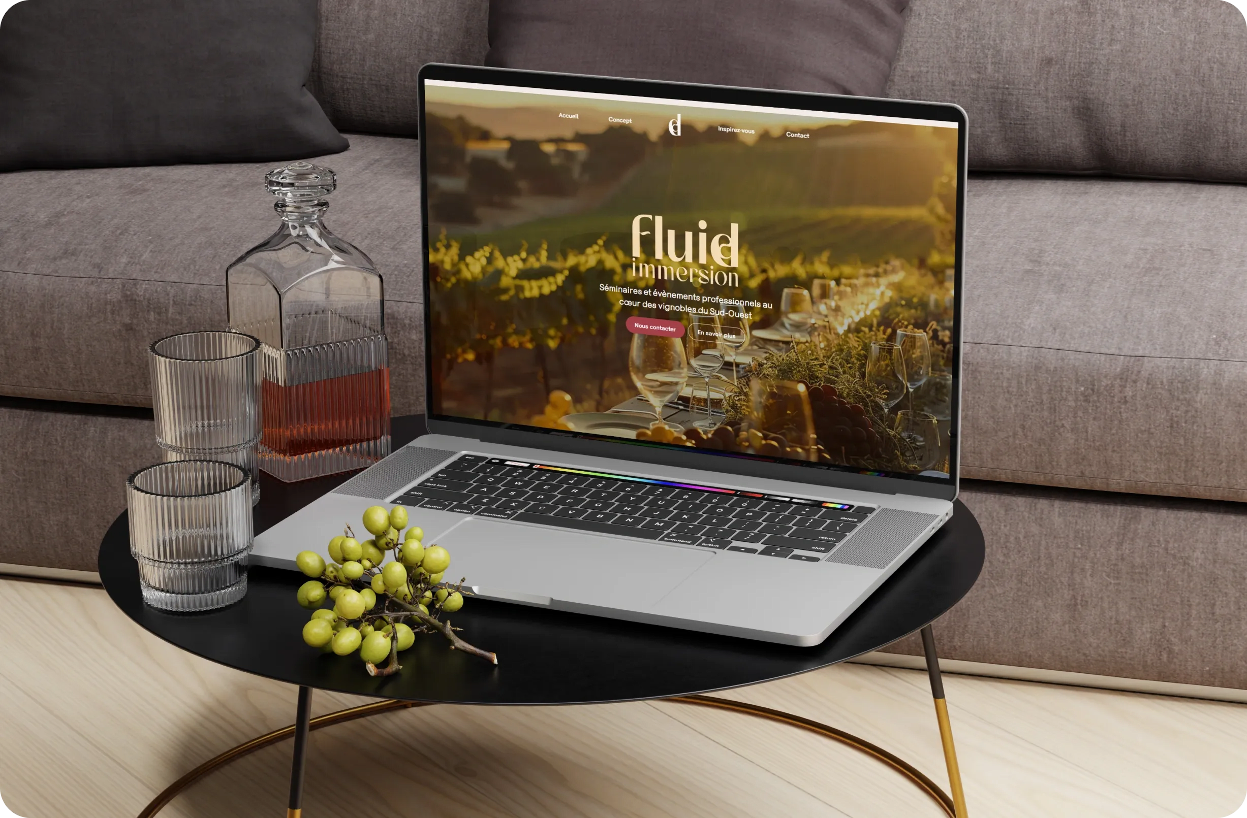 Site Fluid Immersion aux visuels de vignobles affiché sur un ordinateur portable posé sur une table basse