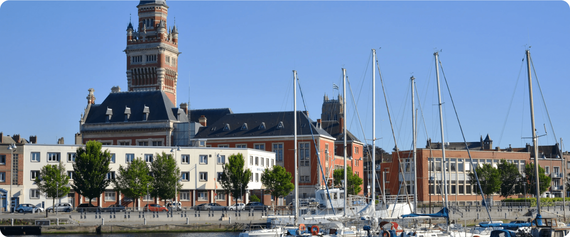 Le port de Dunkerque et le beffroi de l'hôtel de ville