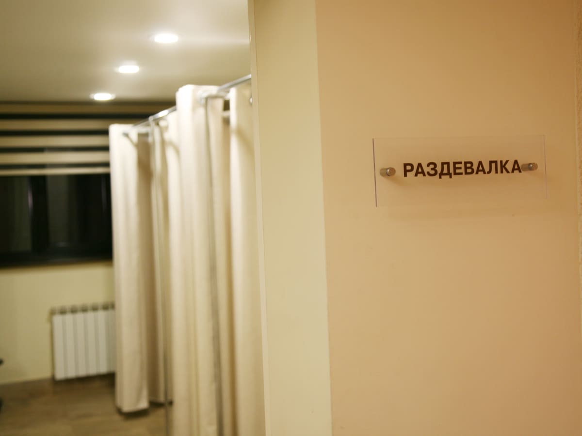 Зона отдыха с телевизором после парной - снимок 4