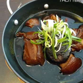 Braised Pork Trotter Claypot (滷豬手)