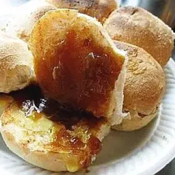 Toasted buns with kaya and butter