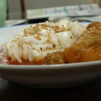 Curry Chee Cheong Fun served on plate.