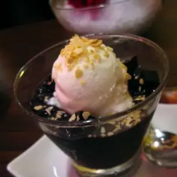 Grass jelly with black glutinous rice and ice cream